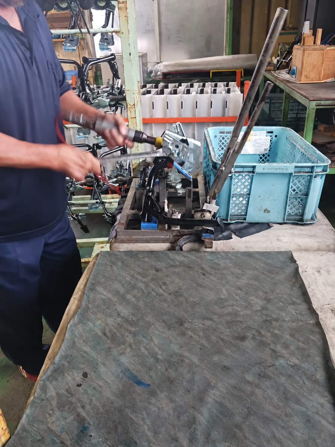 治具を使用した部品組付作業