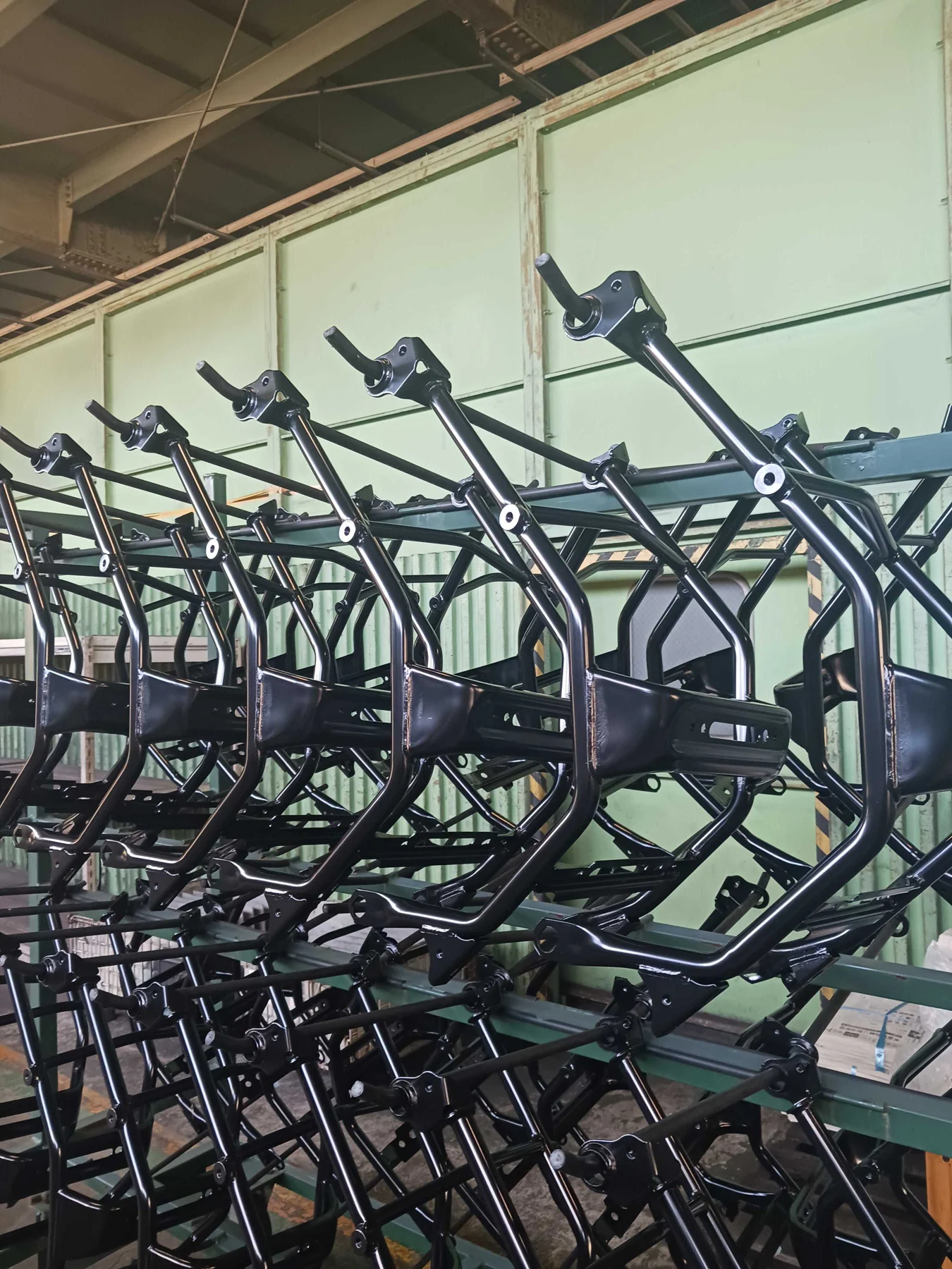 カチオン電着塗装の作業現場