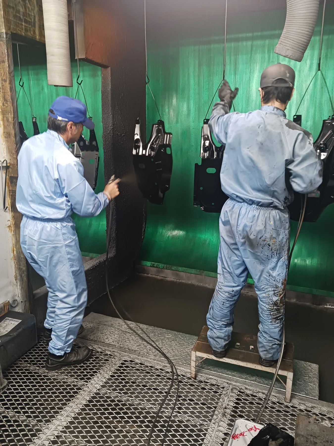 溶剤・静電・耐熱塗装の作業現場